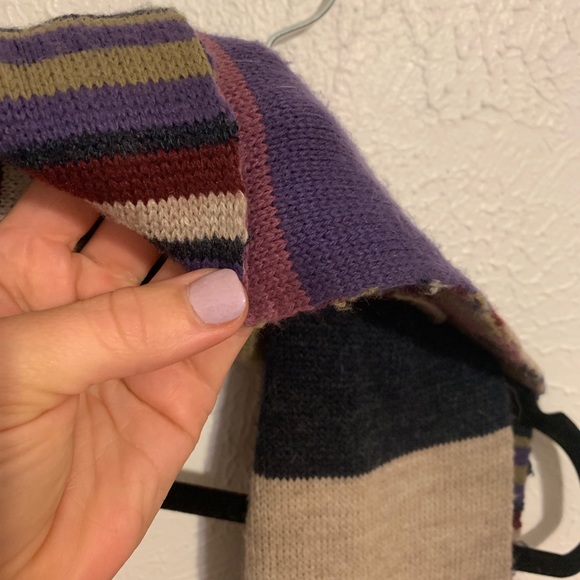 Multi colored flat scarf. - Picture 2 of 3